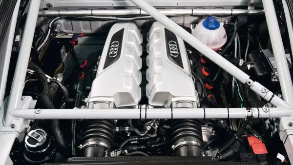 Silnik Audi V10, serce bolidu wyścigowego, gotowe do osiągnięcia prędkości 300 km/h.