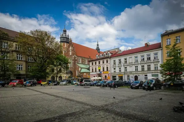 Rynek w krakowskiej dzielnicy żydowskiej z kościołem Mariackim w tle.