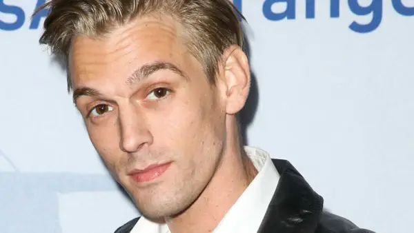 Aaron Carter, en gång en känd barnstjärna, blickar mot kameran.