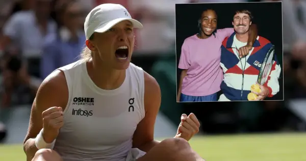 Iga Świątek świętuje zwycięstwo, a obok niej w ramce zdjęcie młodej Venus Williams i jej trenera.