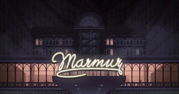 Neonowy napis "Marmur" nad wejściem do eleganckiego hotelu. W tle mroczna, stylizowana fasada budynku.