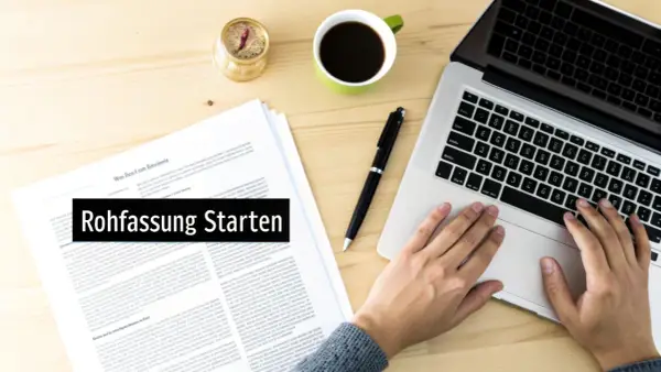 Hände tippen auf Laptop, daneben liegen Dokumente und Kaffee. So wie hier, kann man eine Gedichtinterpretation beginnen.
