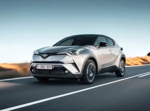 Srebrna Toyota C-HR na drodze. Wiele osób szuka toyota chr opinie, by poznać ten model.