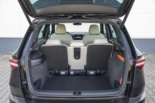 Bagażnik Skoda Karoq, widok od tyłu. Tylne siedzenia złożone, ukazujące przestrzeń bagażową. Sprawdź skoda karoq wymiary, by poznać możliwości przewozowe.