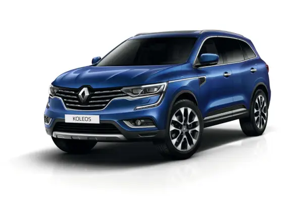 Niebieski Renault Koleos II, który może mieć pewne **awarie i problemy**, prezentuje się elegancko na białym tle.