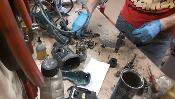 Jak złożyć Makita HR2470: uniknij problemów z montażem urządzenia
