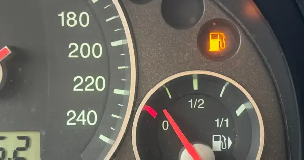 Wskaźnik paliwa pokazuje pusty bak, a kontrolka informuje o niskim poziomie. Ile km na rezerwie diesel? Czas na tankowanie!
