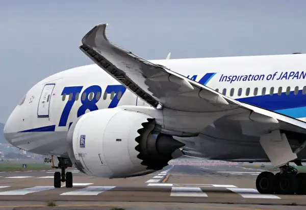 Boeing 787-9 Dreamliner z napisem "Inspiration of JAPAN" na skrzydle, kołami podwozia i silnikiem Rolls-Royce.
