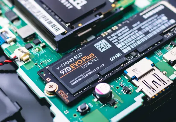 Carte mère avec un port SSD NVMe M.2 Samsung 970 EVO Plus 500 Go.