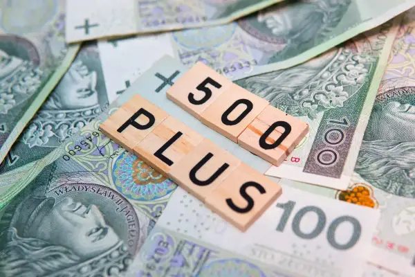 Litery układają się w napis "500 PLUS" na tle polskich banknotów. To symbol wsparcia finansowego, które może pomóc seniorom w codziennym życiu.