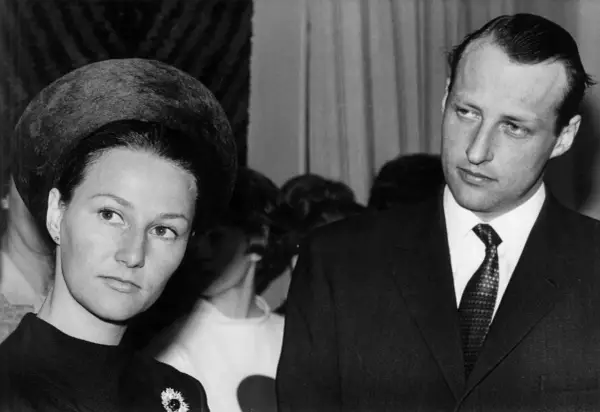 Królowa Sonja i król Harald V, przyszli władcy Norwegii, na oficjalnym spotkaniu.
