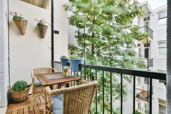 Jak udekorować balkon w bloku, aby stworzyć przytulną przestrzeń?