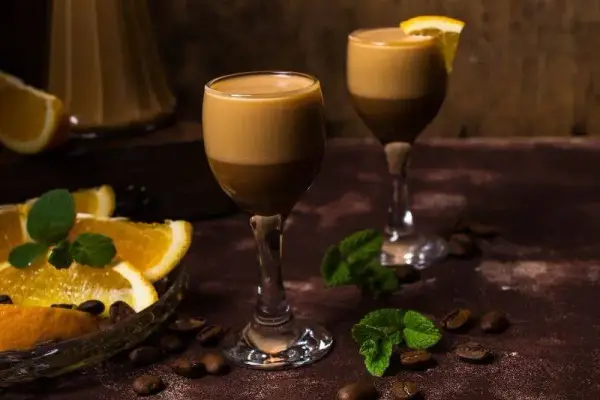 Najlepsze drinki z likierem kawowym i mlekiem, które musisz spróbować