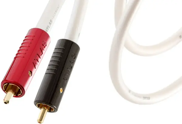 Deux câbles audio Atlas Element, un avec un jack symétrique rouge, l'autre noir, sur fond blanc.
