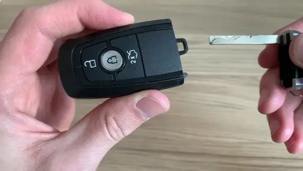 Wymiana baterii w kluczyku Ford Mondeo MK4 - uniknij problemów z pilotem