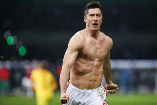 Robert Lewandowski, znany z imponującego wzrostu i sylwetki, świętuje bramkę.