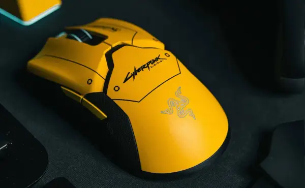 Żółta myszka gamingowa z logo Cyberpunk 2077 i wężem Razer. Idealna do rankingu myszek gamingowych.