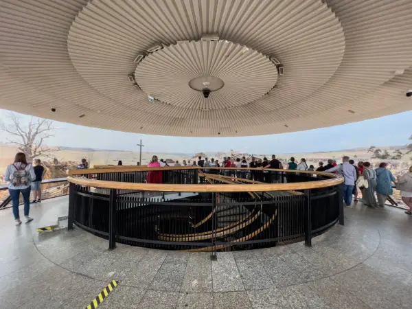 Zwiedzający podziwiający panoramę Racławicką. Sprawdź aktualny panorama racławicka cennik biletów.