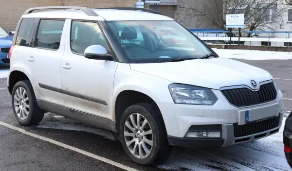 Biały Skoda Yeti zaparkowany na zewnątrz, widok z przodu i z boku.