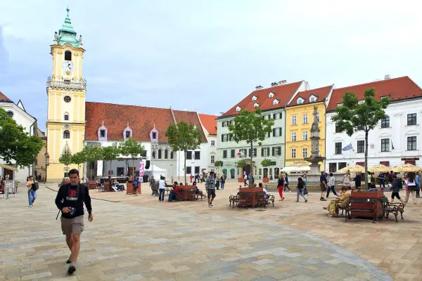 Rynek w Bratysławie, gdzie bratysława liczba ludności jest widoczna w tłumie turystów i mieszkańców spacerujących po brukowanym placu.