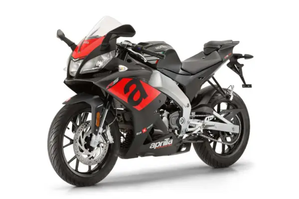 Sportowy motocykl Aprilia RS4 w czarno-czerwonej kolorystyce, gotowy do wyścigów.