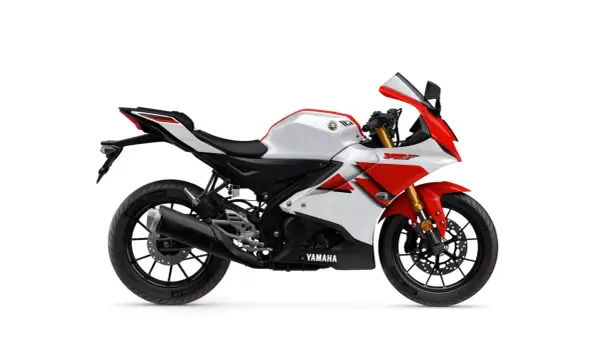Sportowy motocykl Yamaha YZF R125 w biało-czerwonej kolorystyce. Zwróć uwagę na wygodną wysokość siedzenia.