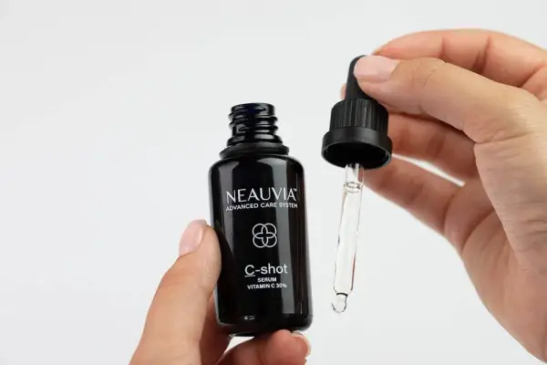 Czy serum z witaminą C można stosować pod oczy? Sprawdź bezpieczeństwo