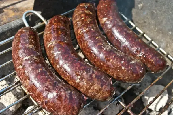Grillowana kiełbasa - Jak sprawić, by była soczysta i nie pękała?
