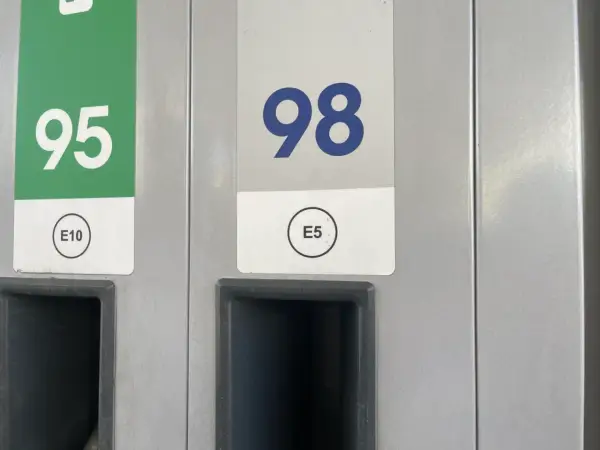 Na dystrybutorze paliwa widnieją oznaczenia: 95 E10 i 98 E5. Czy 95 to benzyna? Tak, to benzyna.