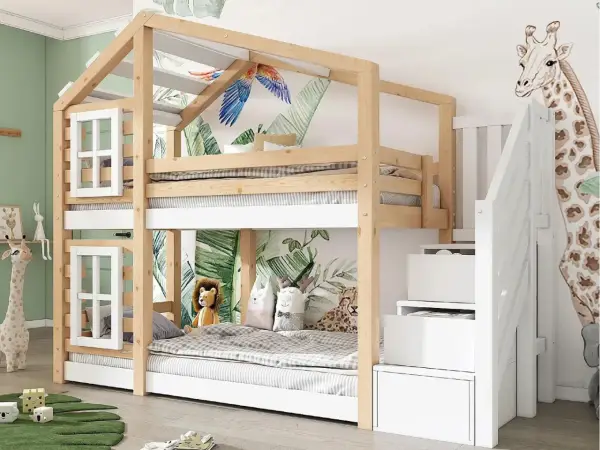 Lit superposé en bois avec un design de maison, décoré de motifs jungle et d'un perroquet. La hauteur du lit superposé est optimisée pour une chambre d'enfant.