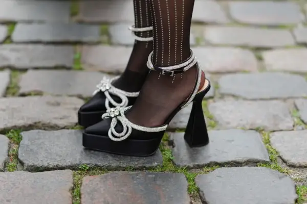 Eleganckie buty portugalskie damskie na platformie z ozdobnymi kokardkami z cyrkonii i nietypowym obcasem.