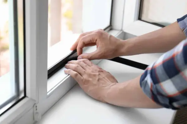 Pose d'un joint pour réduire le bruit de ventilation d'une fenêtre.