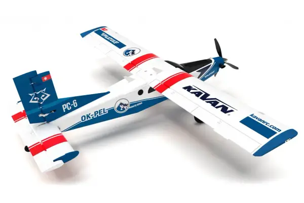 Ein detailgetreues Modell des **Pilatus PC-6** mit der Kennung "OK-PEL" und dem Schriftzug "KAVAN" auf den Flügeln.