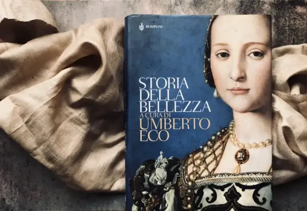 Książka Umberto Eco "Historia Piękna" to fascynująca podróż przez wieki, odkrywająca piękno w sztuce i literaturze.