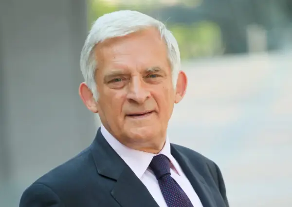 Jerzy Buzek, były premier i przewodniczący Parlamentu Europejskiego, w eleganckim garniturze. Jego poprzednie urzędy świadczą o bogatym doświadczeniu politycznym.