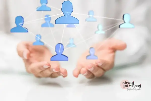 Dłonie tworzą sieć kontaktów, symbolizując networking i budowanie relacji.
