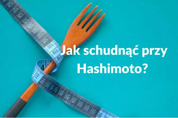 Miarka krawiecka owinięta wokół drewnianego widelca, z napisem "Jak schudnąć przy Hashimoto?". Kluczowe jest, co jeść przy Hashimoto żeby schudnąć.