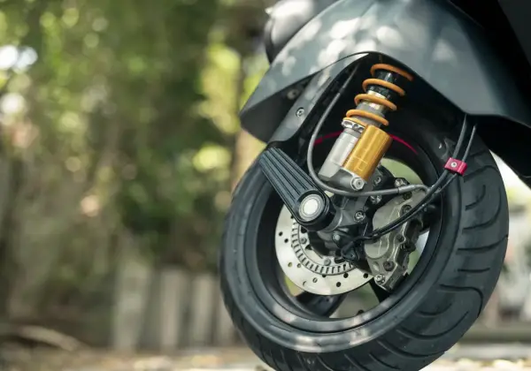 Now, when I kupiłem motocykl, czas na jazdę! Widok na przednie koło, amortyzator i hamulce.