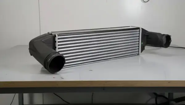 Uszkodzony intercooler objawy: utrata mocy, nierówna praca silnika, zwiększone spalanie. Oto jego wygląd.