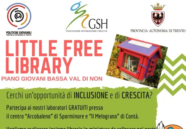 Una piccola libreria gratuita, colorata e piena di libri, invita alla lettura e alla condivisione.
