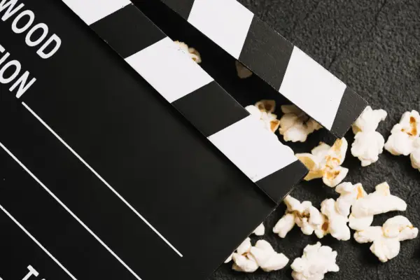 Klapka filmowa i popcorn – idealne połączenie do oglądania polskich filmów kinowych.
