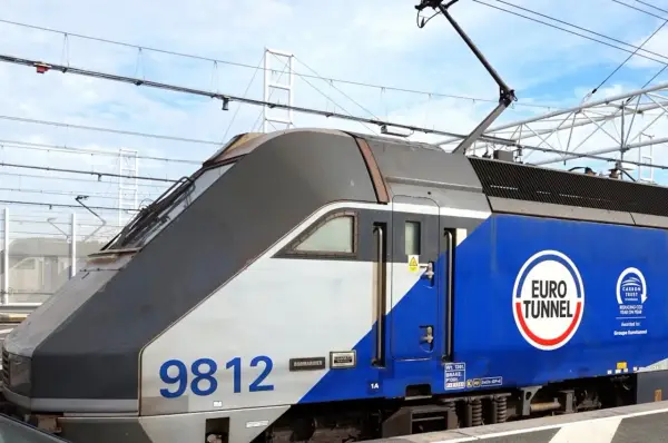 Lokomotywa Eurotunnel 9812 gotowa do podróży przez kanał La Manche.