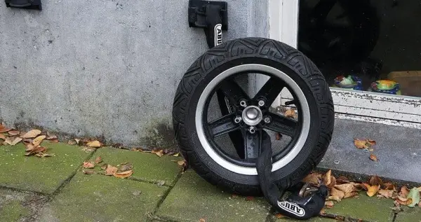 Kotwa do motocykla - jak wybrać najlepsze zabezpieczenie przed kradzieżą