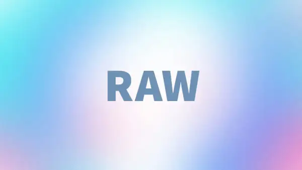 Napis "RAW" na tle pastelowego gradientu. To pytanie, "raw co to znaczy", sugeruje poszukiwanie definicji surowego formatu danych.