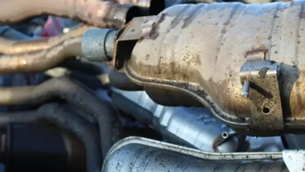 Montón de catalizadores de coches oxidados. Se roban por los metales preciosos que contienen, como platino y rodio.