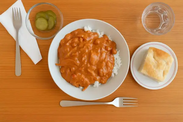 En smaklig middag med ris, curry och bröd. Perfekt för halmstad restaurang tips!