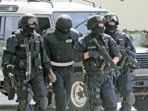 Czterech policjantów w pełnym rynsztunku, z bronią, gotowych do akcji. Ilu jest świadków koronnych w Polsce? To pytanie pozostaje bez odpowiedzi, ale ci funkcjonariusze są gotowi do ochrony.