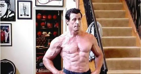 Sylvester Stallone, mimo upływu lat, wciąż imponuje formą. Widać jego wyrzeźbione mięśnie.