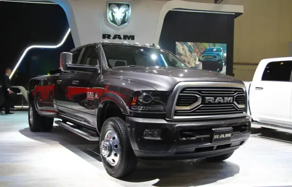 Szary Dodge Ram 3500 z podwójnymi tylnymi kołami prezentuje się imponująco na wystawie, gotowy do pokonywania trudnych terenów.