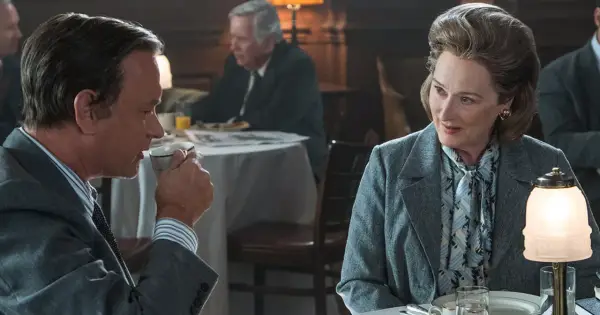 Tom Hanks i Meryl Streep w scenie z filmu "Czwarta władza", dyskutują przy stole.
